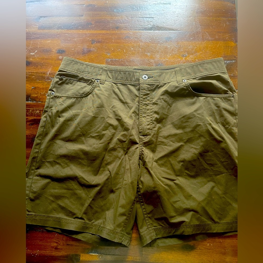 Columbia Men’s Green Kaki Shorts